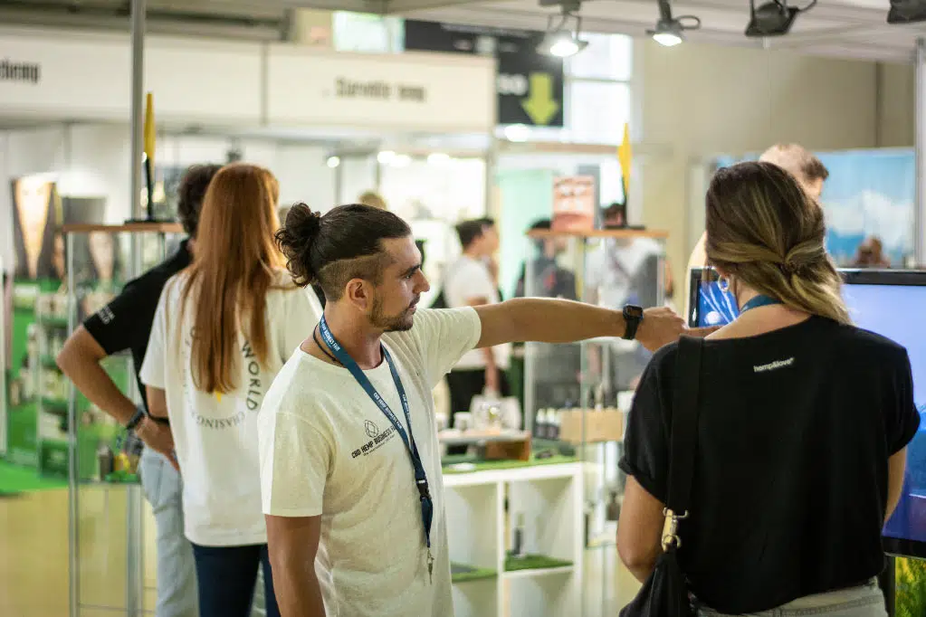 Profesionales en la la feria del CBD
