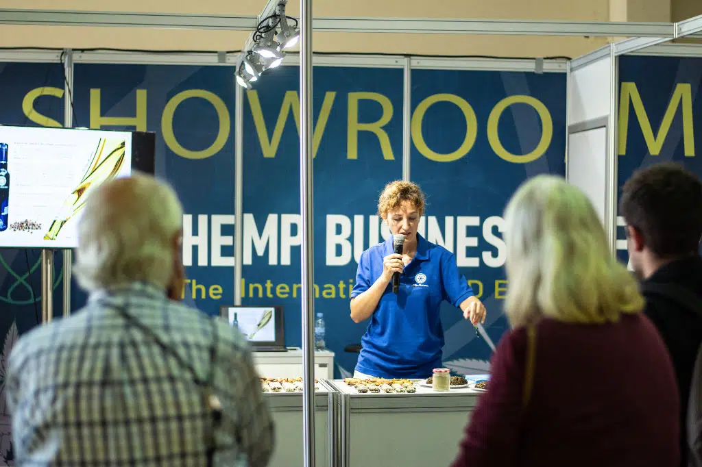 Showroom y demostraciones en la feria del CBD