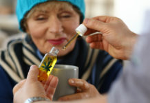 El cannabis medicinal suele ser bien tolerado por los adultos mayores Elderly woman receives sedative drops from doctor.