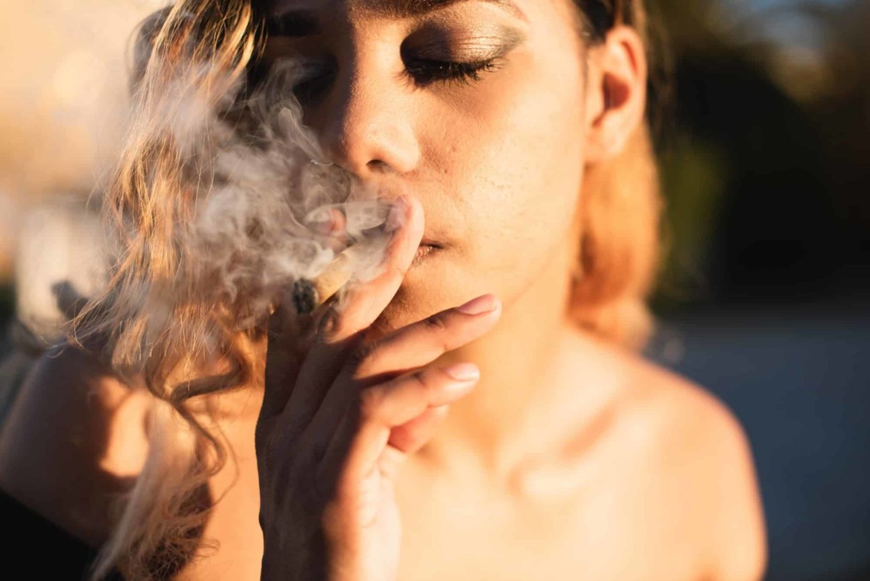 mujer fumando cannabis
