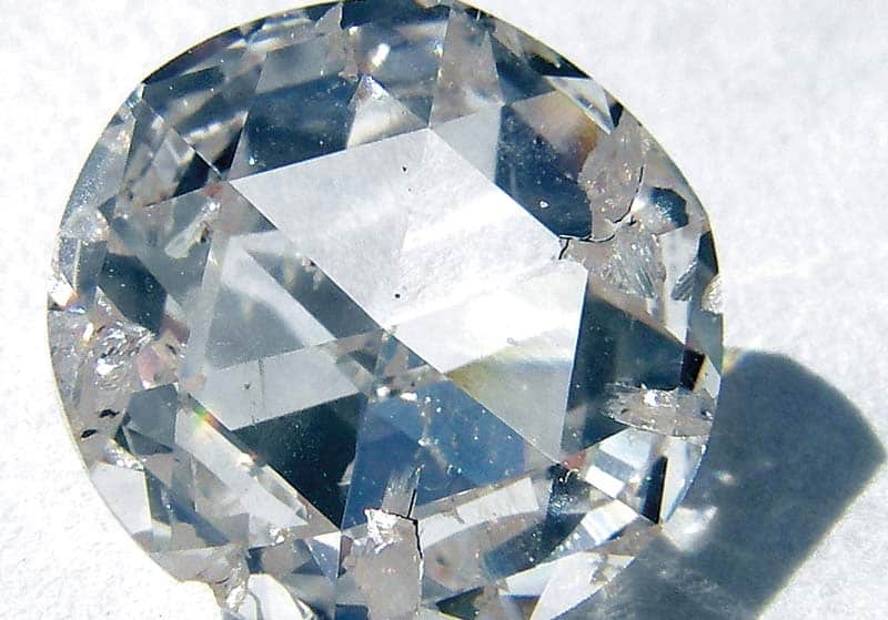 Un diamante sintético es químicamente idéntico a uno natural