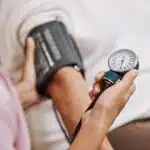 Los ensayos clínicos muestran que el CBD es prometedor para la hipertensión Blood pressure, hypertension and nurse with patient to check diabetes, healthcare consulting and se