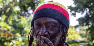 rastafari sudafricano fumando cannabis