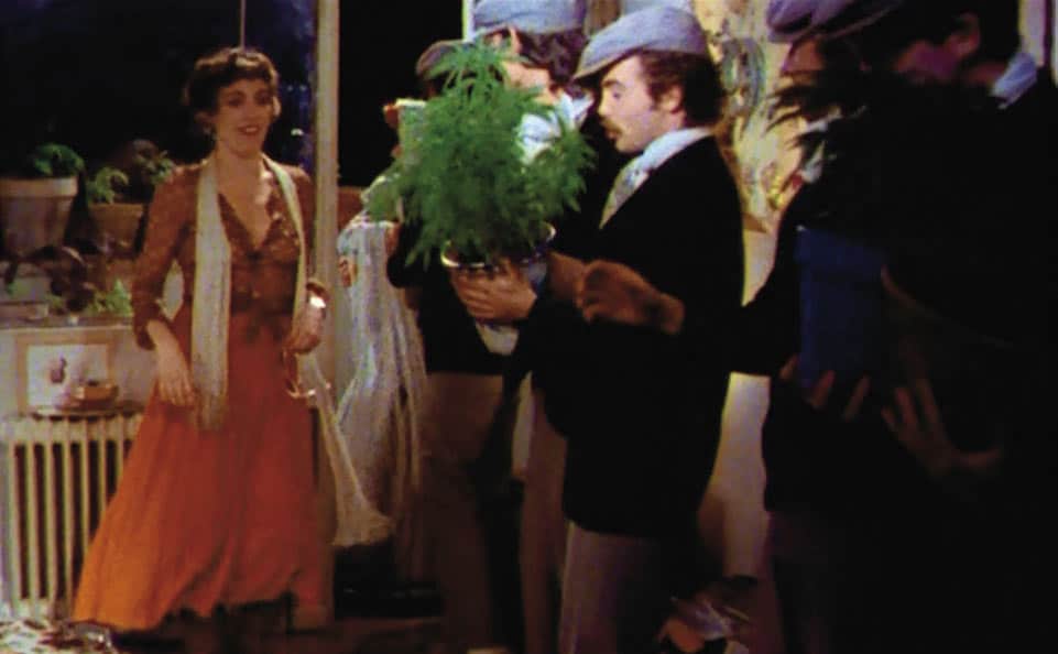 09-Una recompensa en forma de macetas en el film de Almodóvar, “Pepi, Luci, Bom y otras chicas del montón” (1980)