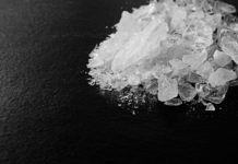 De la euforia a la adicción: Comprendiendo los efectos y riesgos de la Metanfetamina Methamphetamin Drug on Spoon