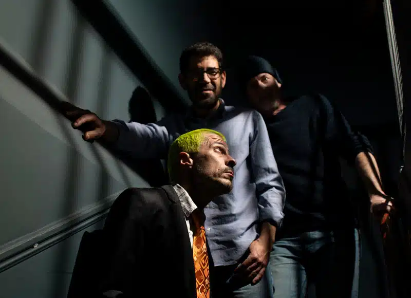 Tres canallas en una escalera
