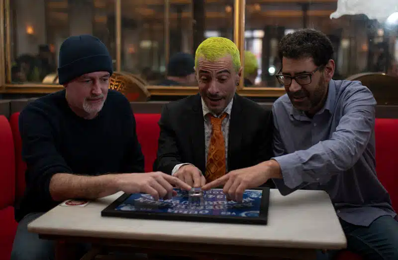 Dos novelistas y un médico jugando con la Ouija