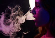 mujer fumando marihuana