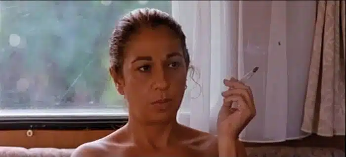 Lolita en “Rencor” no imagina que los policías también fuman