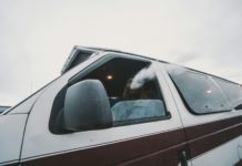 Alemania introduce nuevos límites de cannabis para conductores Driver smoking in car