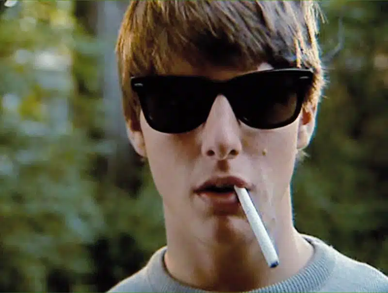 Tom Cruise aprovecha a conciencia la ausencia de sus padres en “Risky Business”
