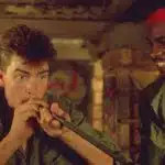 El cannabis en el cine internacional (II) Charlie Sheen fuma desde el cañón de una escopeta en la mítica “Platoon”