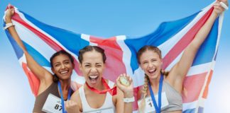 La droga que es legal en París en 2024 con motivo de los Juegos Olímpicos Cheerful diverse group of female olympic athletes holding winners medals and British flag. Happy an