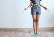 La psilocibina podría ayudar a superar el trastorno dismórfico corporal Slim Woman Measuring Waist and Weighing Body
