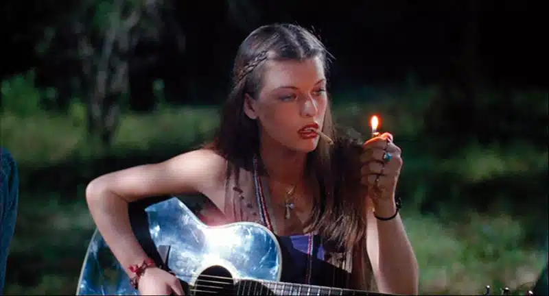 Milla Jovovich se prende un canuto en &ldquo;Movida del 76&rdquo;
