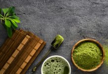 La L-teanina, una sustancia muy completa Matcha tea powder and tea accessories on dark background.