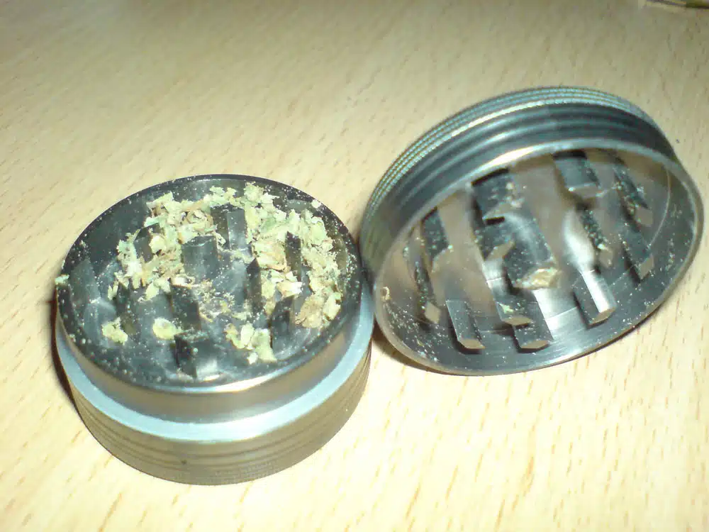 Grinder metálico