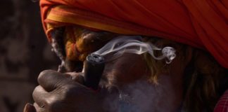 Nepal celebra el Maha Shivaratri entre oración y humo de cannabis en el templo de Pashupatinath