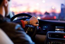 Legalizar con reglas, conducir con límites: Lo que Alemania nos enseña sobre cannabis y seguridad vial Hand on steering wheel