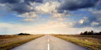 Impacto del cannabis en la conducción en España road, pavement, landscape, nature, roadway, drive, route, way, asphalt, countryside, horizon, fields, clouds, sky