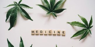 Hojas de cannabis medicinal con letras que forman la palabra Medicine