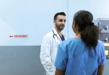 Delaware permitirá cannabis medicinal en hospitales para pacientes terminales Healthcare workers having a discussion
