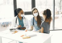 Un metaanálisis cifra en la mitad la respuesta al cannabidiol en encefalopatías epilépticas Little girl at a medical checkup