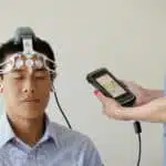 Un pequeño estudio vincula la psilocibina con mejor sueño en cefalea en racimos Man during examination with use of brainscope