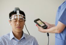 Un pequeño estudio vincula la psilocibina con mejor sueño en cefalea en racimos Man during examination with use of brainscope