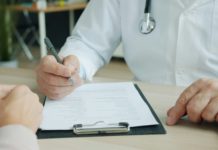 Un estudio vincula cannabis inhalado con menos dolor lumbar y opioides Medic in uniform is ticking symptoms in patient's medical records during appointment in clinic talking to patient sick woman. People and healthcare concept.