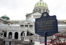 La Camara de Luisiana aprueba una iniciativa para ensayos con terapias psicodelicas Pennsylvania State Capitol signage wtih capitol building in background