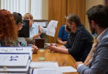 Oklahoma firma su ley sobre ibogaína, pero el acceso clínico sigue lejano Photograph: Valery Tenevoy / https://plagness.com/yuneman-2021 / ÐÐ°Ð¼Ð¿Ð°Ð½Ð¸Ñ Ð Ð¾Ð¼Ð°Ð½Ð° Юнемана в ÐоÑдÑÐ¼Ñ 8-го ÑозÑва. ÐÑдвинÑлÑÑ ÐºÐ°Ðº ÑамовÑÐ´Ð²Ð¸Ð¶ÐµÐ½ÐµÑ Ð¿Ð¾ 210 одномандаÑÐ½Ð¾Ð¼Ñ Ð¾ÐºÑÑгÑ. УдалоÑÑ ÑобÑаÑÑ Ð±Ð¾Ð»ÑÑе назнаÑенного баÑÑеÑа подпиÑей, но бÑл ÑнÑÑ ÑеÑением ТÐÐ.