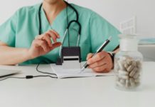 La TGA alerta sobre el cannabis medicinal no aprobado Woman holding a pen