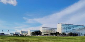 Equipo de investigación farmacéutica en una reunión para ilustrar la compra de AtaiBeckley por Lilly
