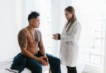 Un estudio australiano sitúa ansiedad y dolor al frente del cannabis medicinal A man sitting at the doctor