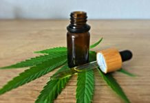 Un ensayo no halla mejora con aceite de cannabis en Parkinson Frasco de aceite de CBD usado como imagen editorial sobre cannabis medicinal y Parkinson