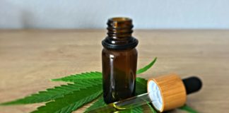 Frasco de aceite de CBD usado como imagen editorial sobre cannabis medicinal y Parkinson