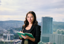 Un estudio australiano relata mejoras y fricciones con el cannabis medicinal en ansiedad Confident businesswoman with notebook in urban skyline