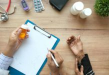 Panamá aprueba formularios para acceder al cannabis medicinal Hand holding medicine over paper on desk