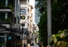 Tailandia endurece el control del cannabis medicinal tras 1.247 inspecciones y 73 denuncias ciudadanas Photograph of an alley in Bangkok, Thailand, which also has a 7-Eleven store.
