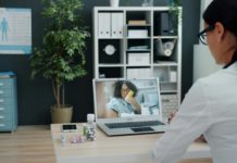 Tilray compra HelloMD para reforzar su cannabis medicinal en Canadá Young woman in doctor's uniform is talking to sick African American girl online using laptop in clinic giving medical advice. People and healthcare concept.