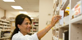 Profesional de farmacia hospitalaria en una noticia sobre preparados estandarizados de cannabis medicinal en España