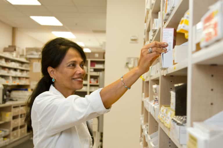Profesional de farmacia hospitalaria en una noticia sobre preparados estandarizados de cannabis medicinal en España