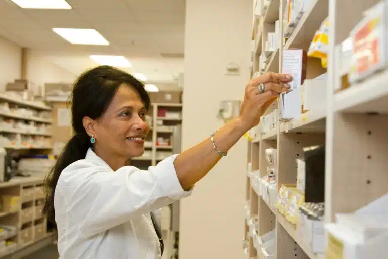 Profesional de farmacia hospitalaria en una noticia sobre preparados estandarizados de cannabis medicinal en España