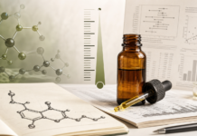 Dosis bajas de CBD: una revisión halla poca evidencia Frasco de CBD junto a una escala de dosis y documentos de investigación clínica