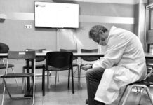 Italia analiza 210 sospechas de reacciones adversas al cannabis medicinal Profesional de laboratorio revisando una muestra para una noticia sobre farmacovigilancia del cannabis medicinal en Italia