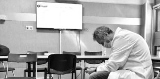 Profesional de laboratorio revisando una muestra para una noticia sobre farmacovigilancia del cannabis medicinal en Italia