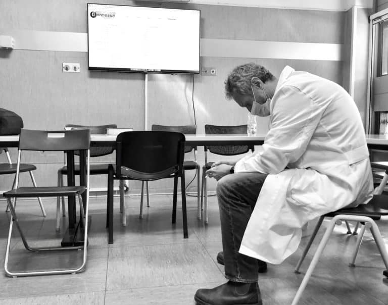 Profesional de laboratorio revisando una muestra para una noticia sobre farmacovigilancia del cannabis medicinal en Italia
