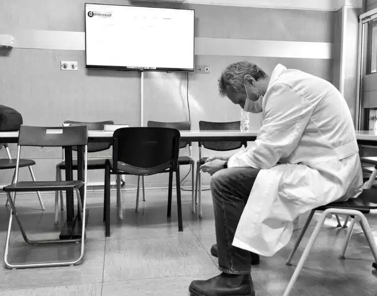 Profesional de laboratorio revisando una muestra para una noticia sobre farmacovigilancia del cannabis medicinal en Italia