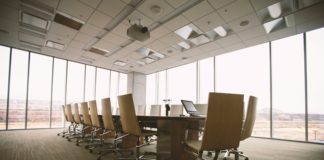 Sala de reuniones para una noticia sobre la FDA y su nueva guía sobre psicodélicos